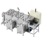 Machine industrielle avec plusieurs compartiments fonctionnels.