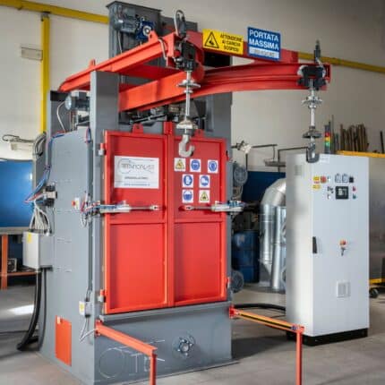 Machine industrielle avec système de levage.