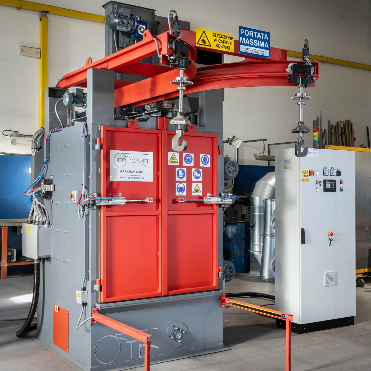 Machine industrielle avec système de levage.