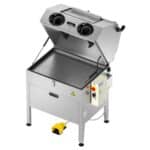 Machine à nettoyer avec capot ouvert.