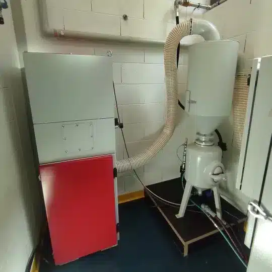 Équipement de traitement des matériaux en atelier.