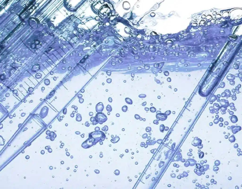 Gouttelettes d'eau sur des tubes en verre