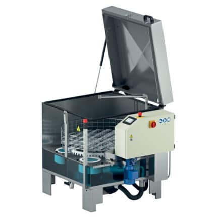 Machine de nettoyage avec couvercle ouvert.