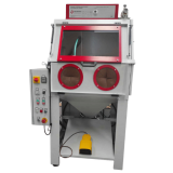 Machine de sablage avec commande et fenêtres de visualisation.
